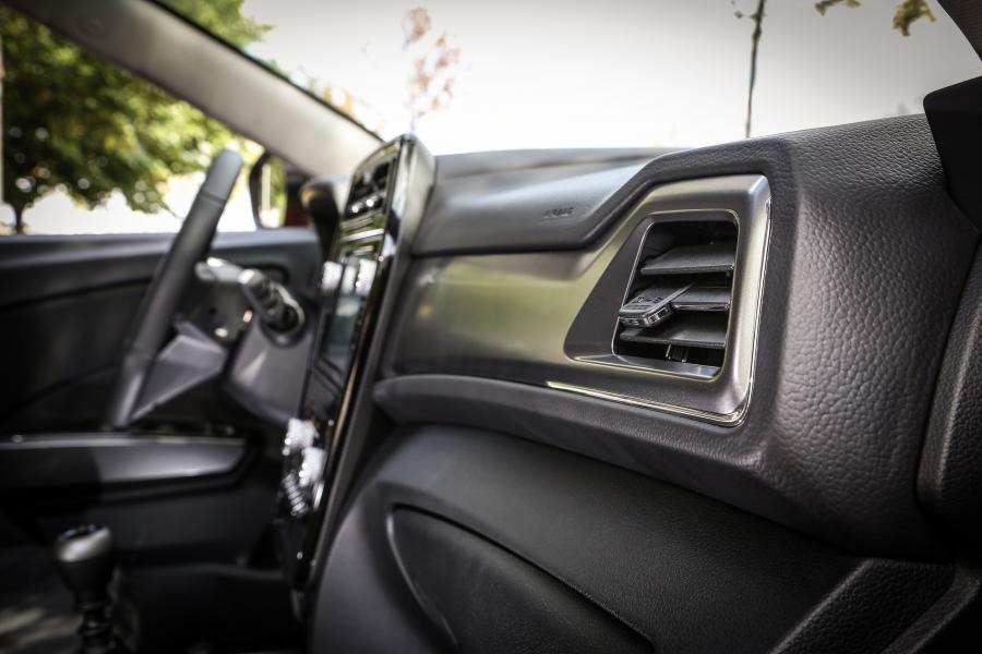 Интерьер SsangYong Tivoli 2019 года  (WW) (фото 3 из 40)